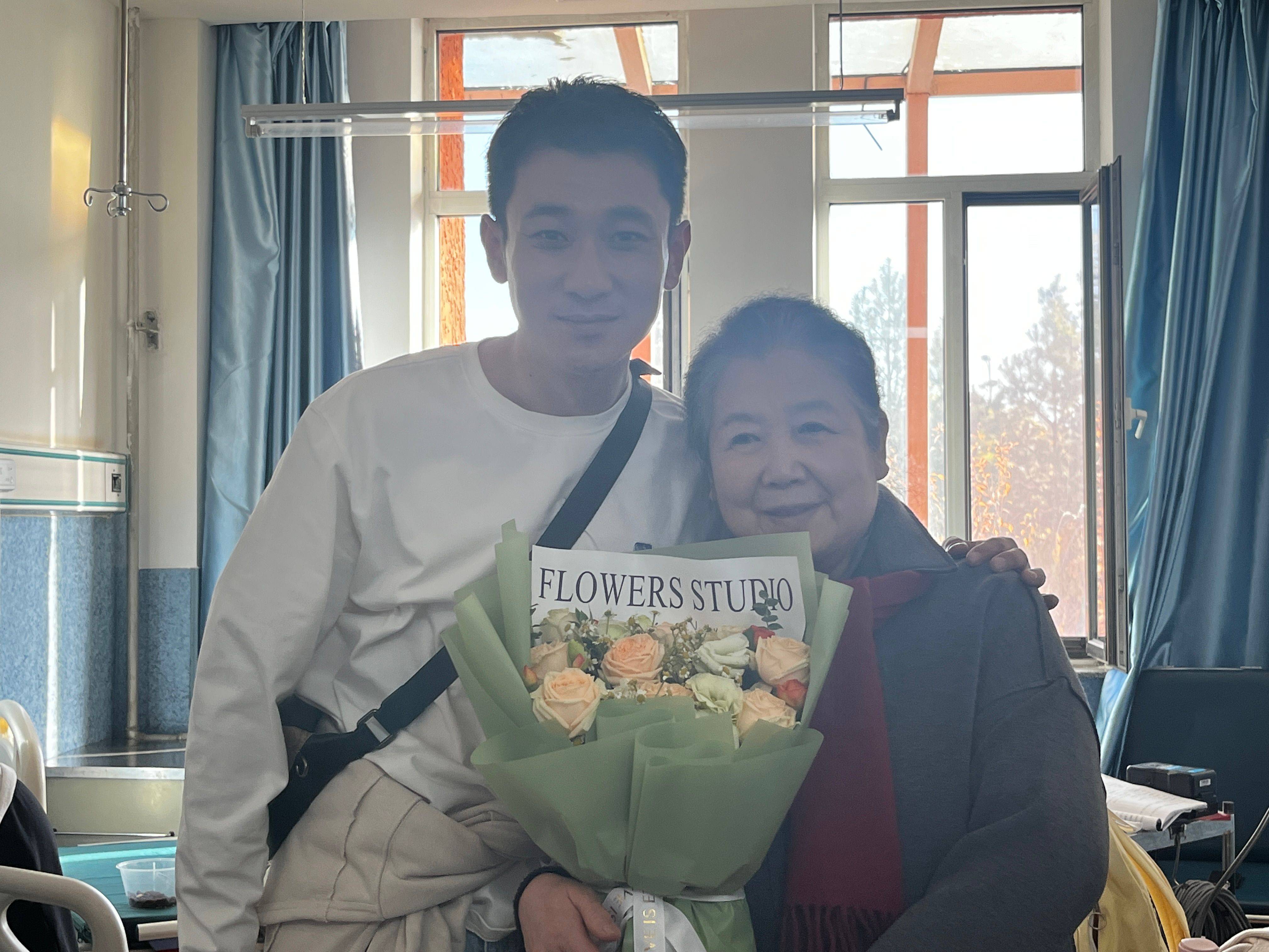 其中,演员赵冉在片中饰演男主"高翔",表面上看他留着中分背头,性格