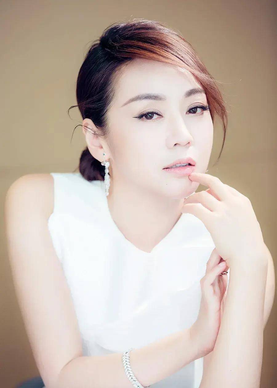 "闫妮:酒后吐真言,离婚后的三次老牛吃嫩草"_颜妮_婚姻_影响