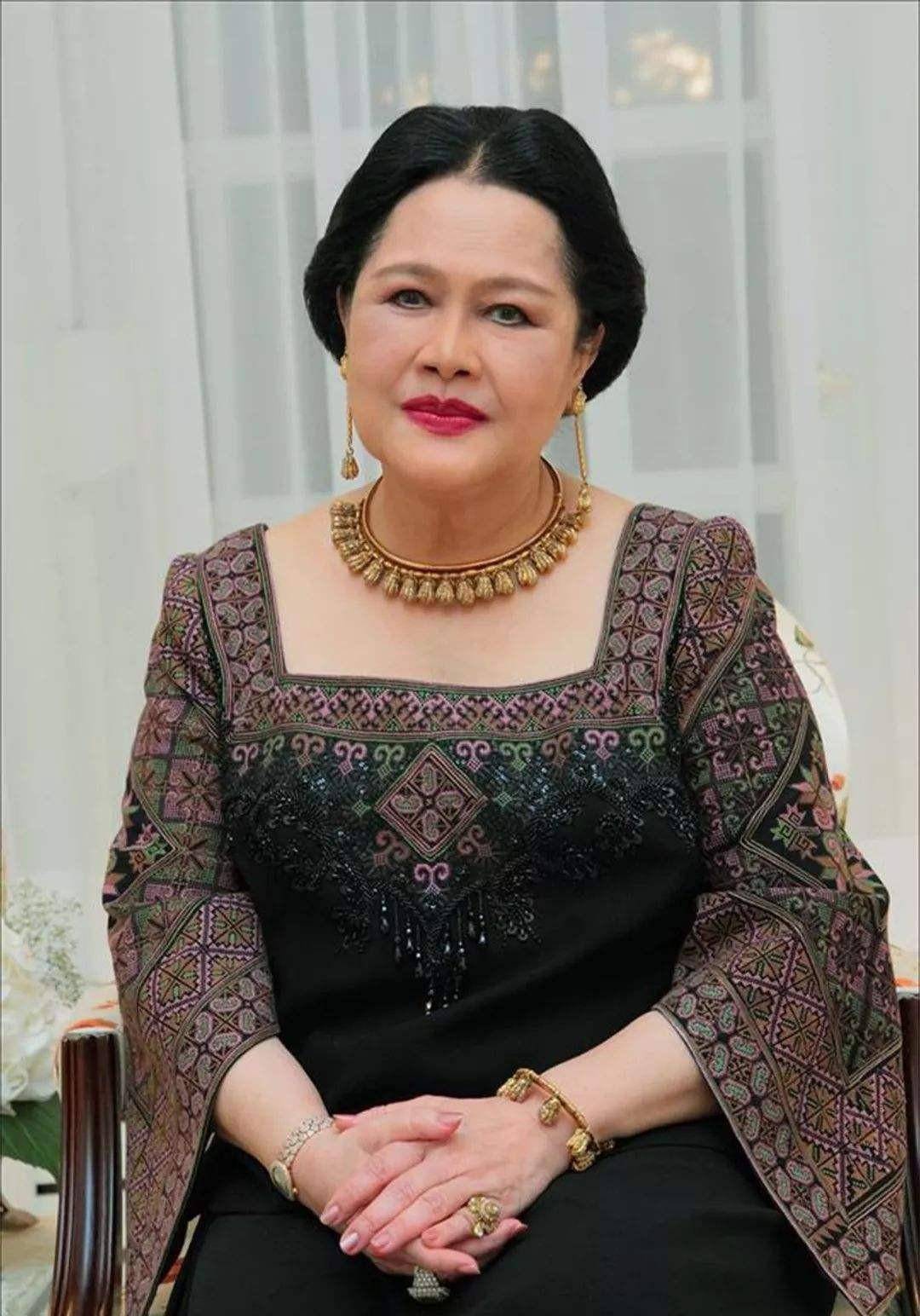 诗丽吉罩着,娘家也是王室贵族,马哈·哇集拉隆功也不敢拿颂莎瓦丽怎样