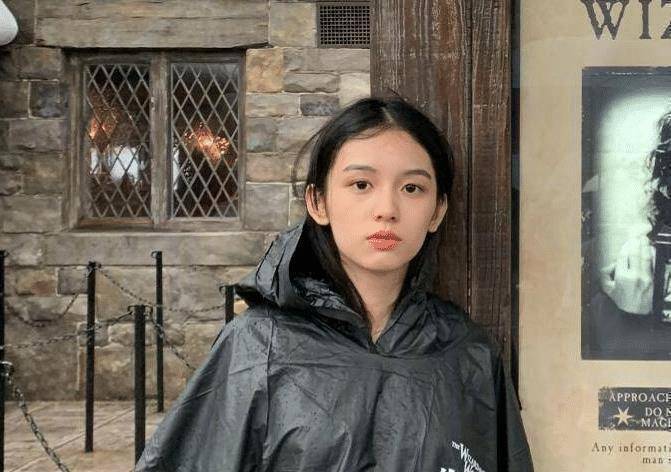 周也只花六块拍证件照,谁料素颜出镜更是吸睛!_照片_周晔_网友