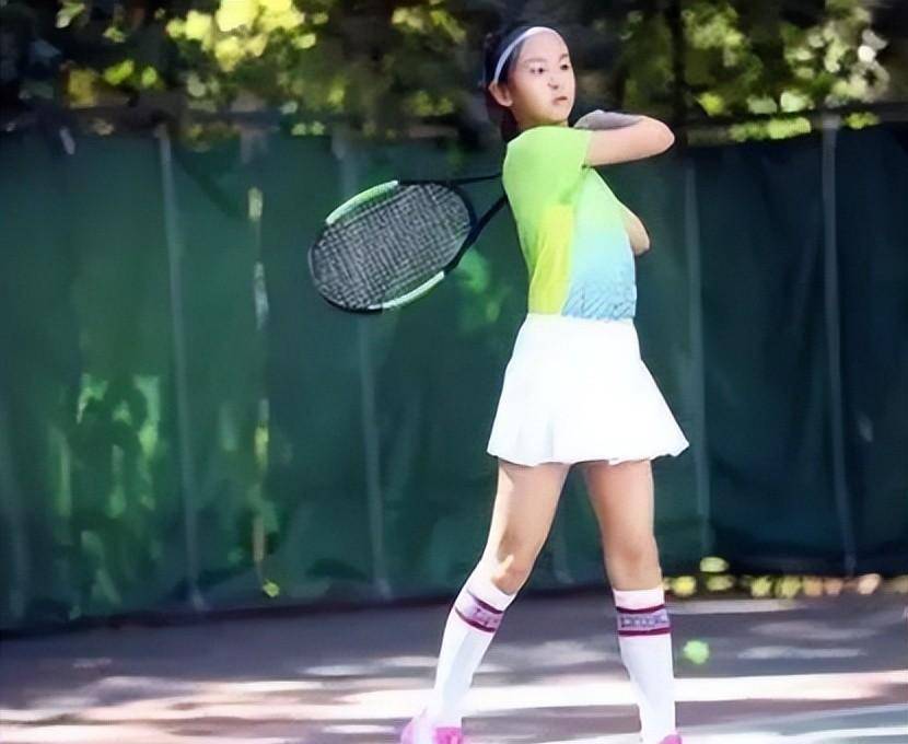 田亮的女儿长大了,她穿的毛衣裙很有淑女的气质,身材也不比妈妈差