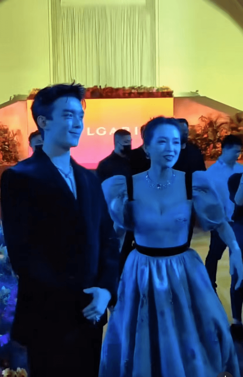 宝格丽红毯:章子怡险些绊倒,赵露思最时尚,却像"穿大人衣服"_舒淇