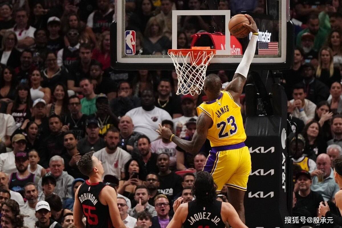 比赛里以超过60%的投篮命中率得到了23分10个篮板9次助攻的准三双数据