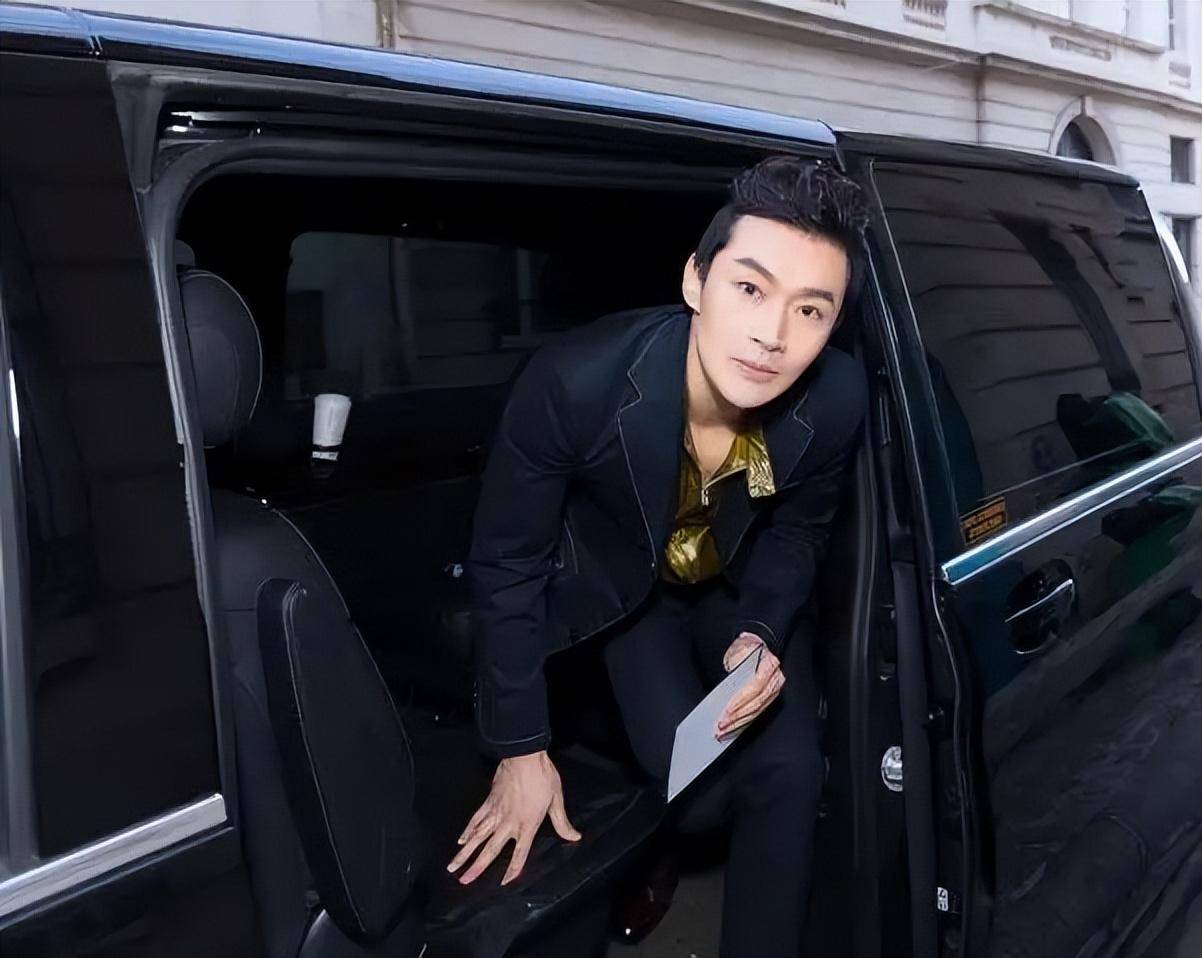 曹磊出生在文艺的家庭里面,曹磊的父母一个是舞蹈家,一个是大提琴家