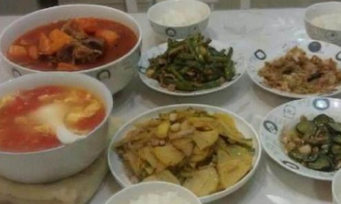 这4个不同“阶级”的晚餐，你喜欢哪一个？网友：必须是第三个(图3)