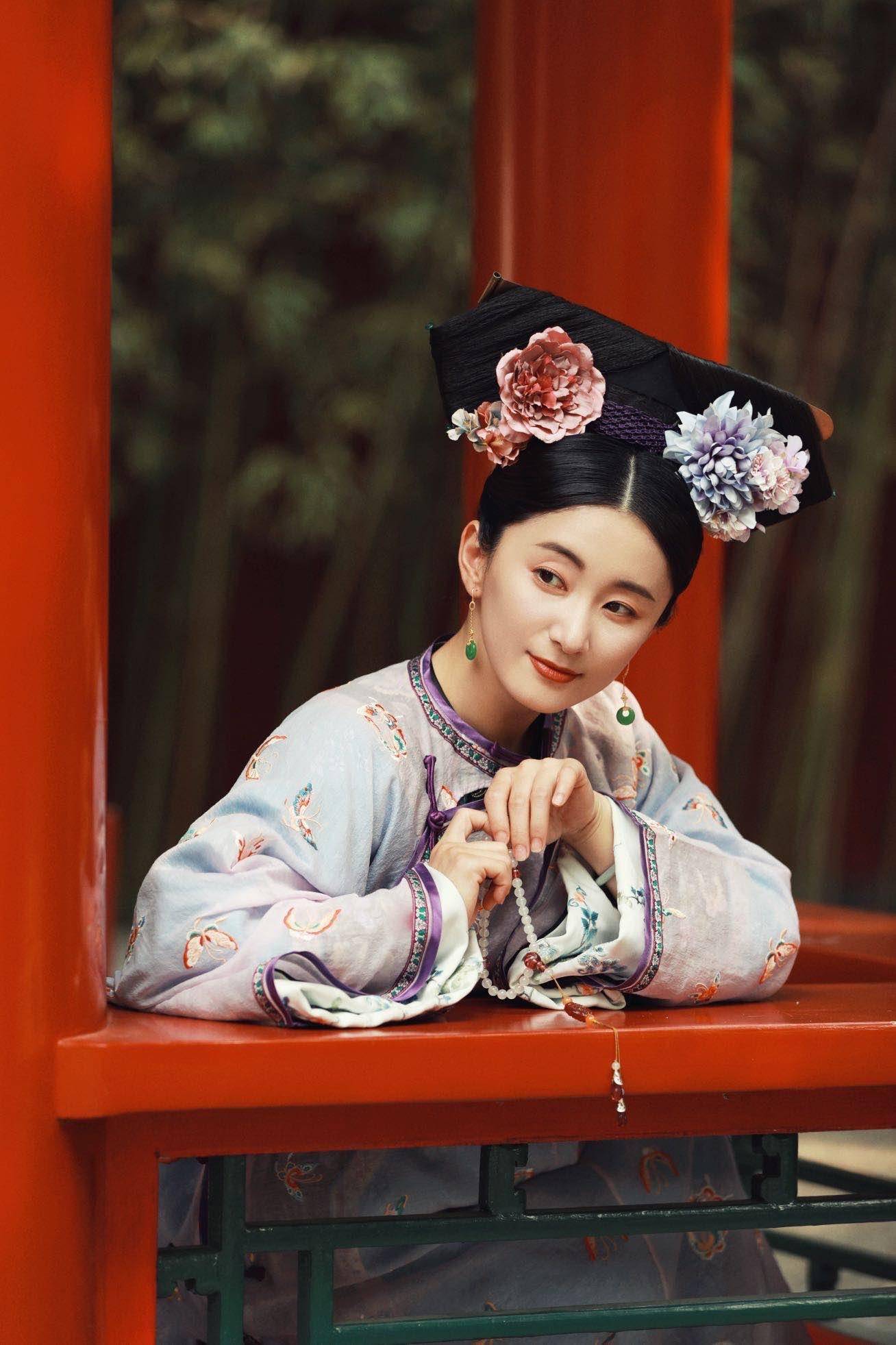 赵秦清朝纱衣造型写真释出 尽显大家闺秀气质_古装_鲜花_举手投足