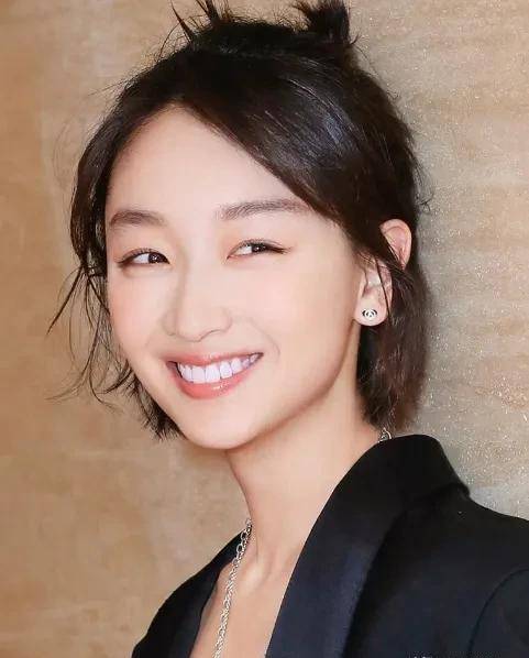 周冬雨罕见长发旧照曝光,看到正脸:这大概就是"清纯女神"_样子_短发