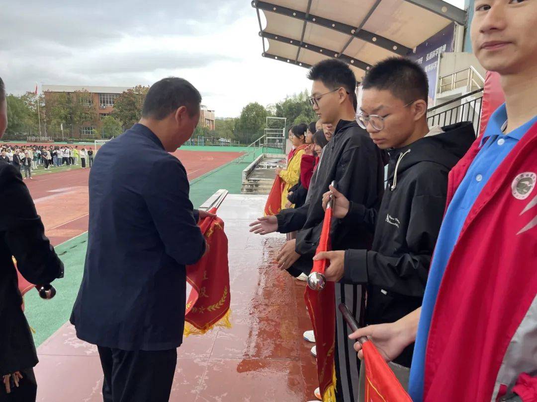 玉山二中举行10月文明班级"流动红旗"颁发仪式_学工处_荣誉感_班进行