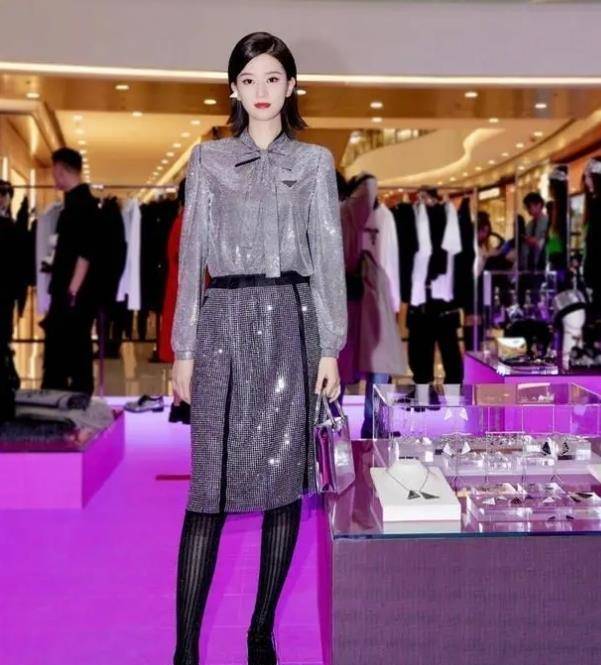 性感美女乔欣身穿黑色条纹袜,搭配黑金连衣裙,惊艳亮相!