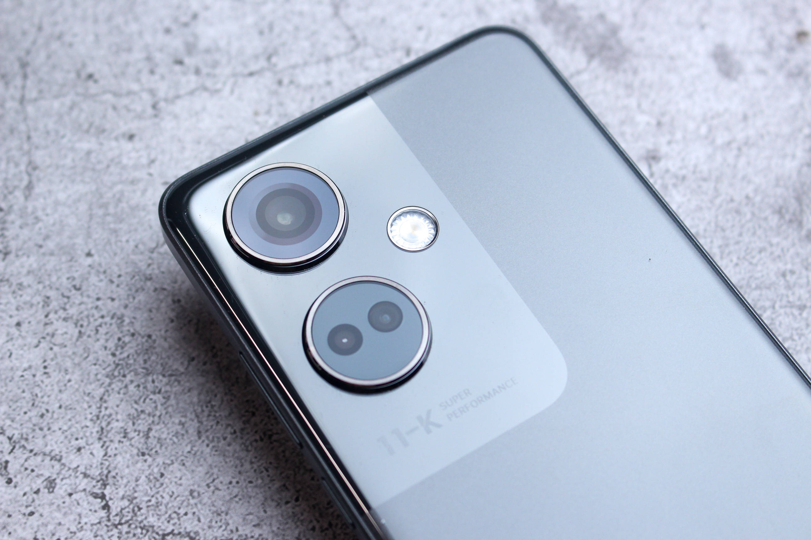 但是对于大多数人来说也是够用的,采用高通骁龙782g2芯片,这个处理器