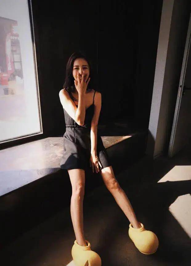 佟丽娅身穿黑色吊带裙清纯性感,脚踩小黄鞋童趣可爱_魅力_一面_风格