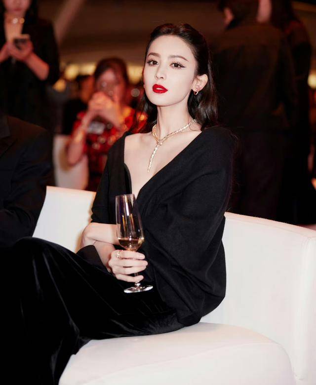 正如这件黑色麂皮连衣裙展现出优雅优雅的美感,古力娜扎在人们心中的