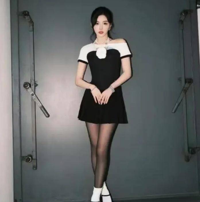 黑色的袜子立刻勾勒出孔雪儿迷人的双腿,也让孔雪儿衬托出了成熟女性