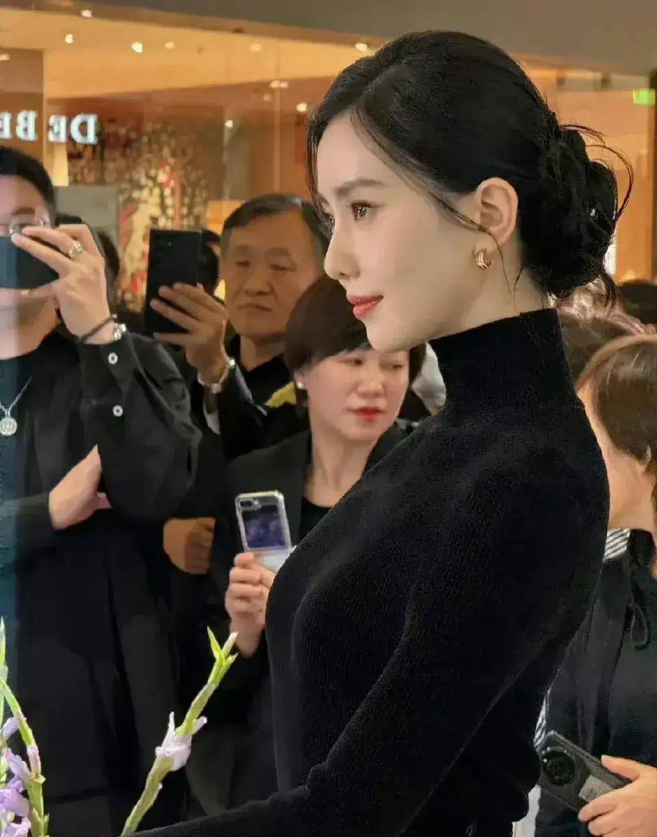 刘诗诗出席商务活动,身穿黑天鹅长裙,引来热议,真的很漂亮_身材