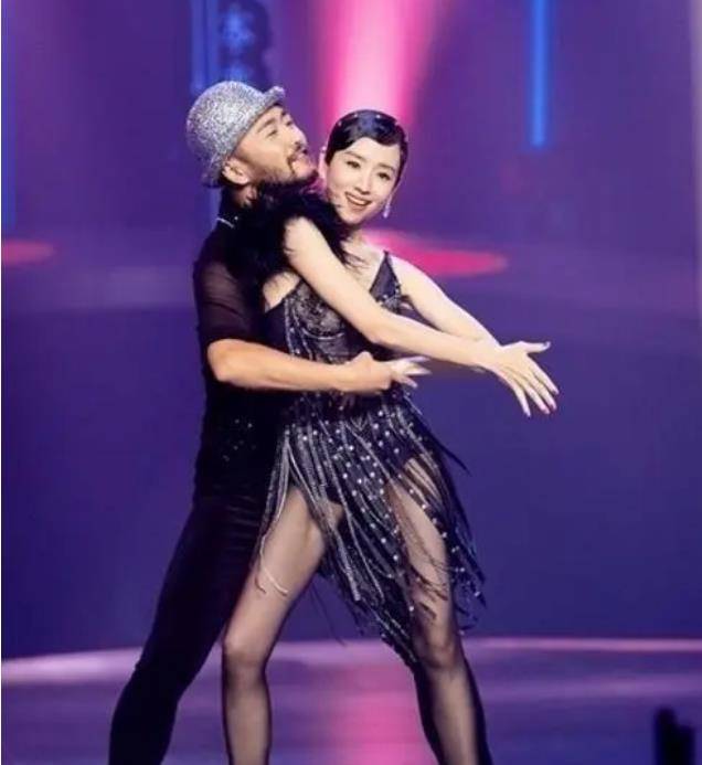 董洁穿着越来越暴露的黑色紧身裤和流线型紧身裤,展示他迷人的舞蹈