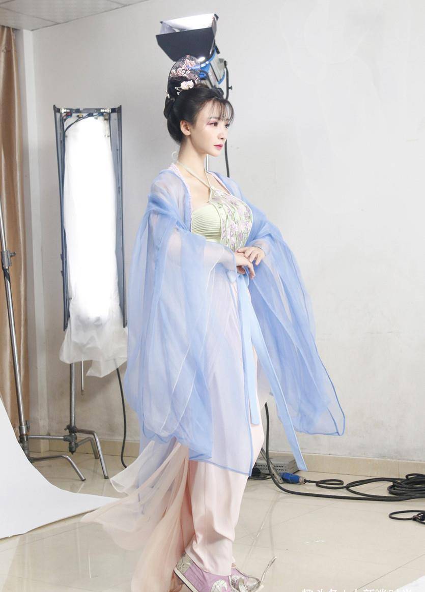 柳岩可真是"人间宠儿",拍古装只穿一件肚兜,39岁真时尚_造型_身材