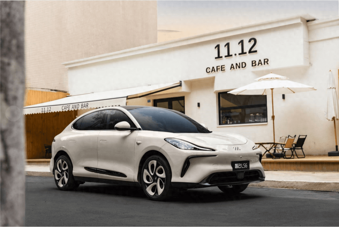 智己汽车10月销量4018台创历史新高,智己ls6扛起销