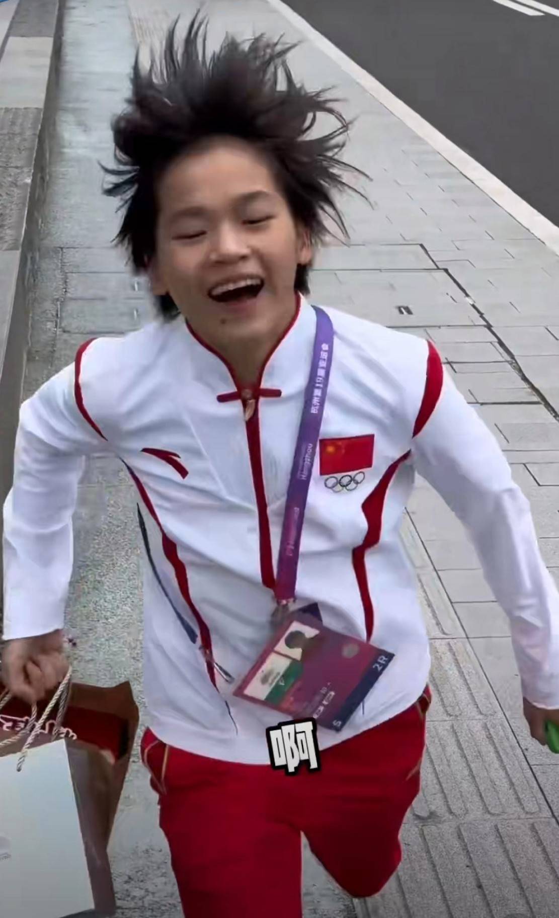 被骂耍大牌?参加活动迟到,谁注意全红婵举动,手上物品让人破防