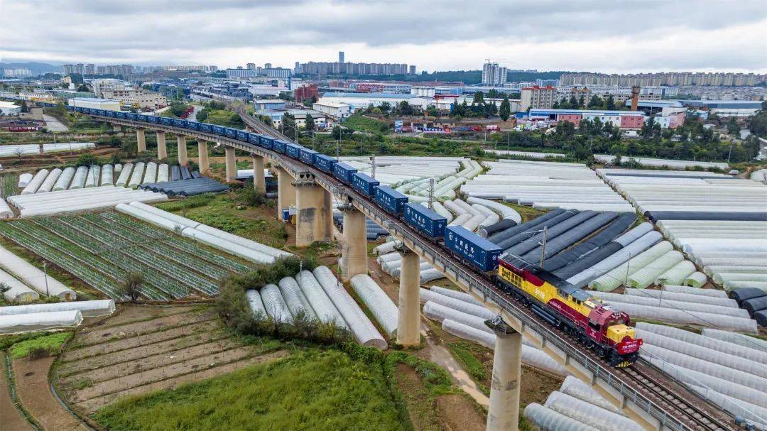 中老铁路开通运营23个月 黄金大通道效应越发凸显_昆明_跨境_旅客