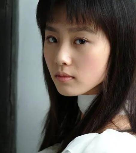 刘诗诗是北舞芭蕾舞系出身,窈窕纤细的身段,恬淡的气质,让她早在大学