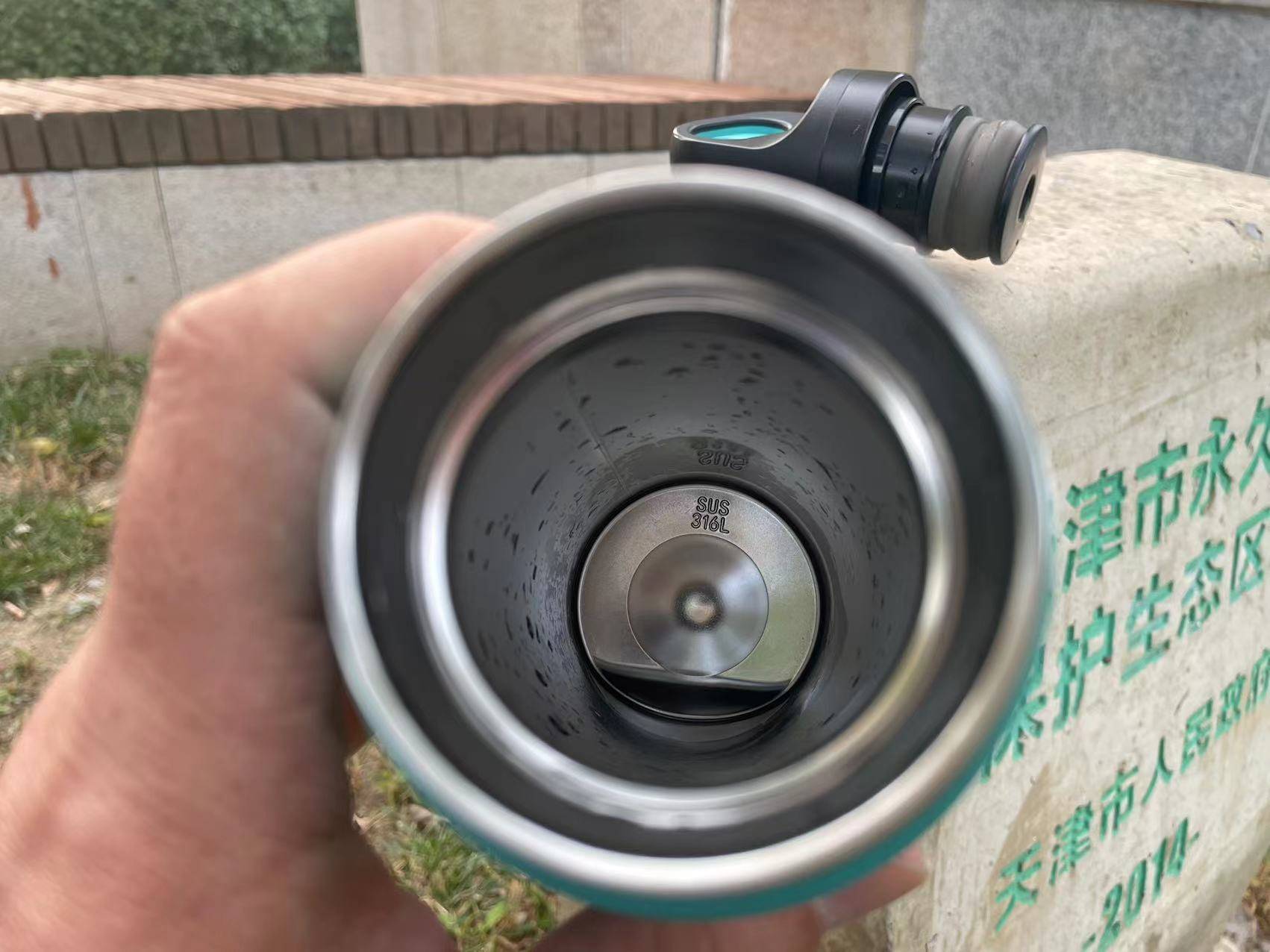 迈着六亲不认的步伐,抢走老爹的水杯。