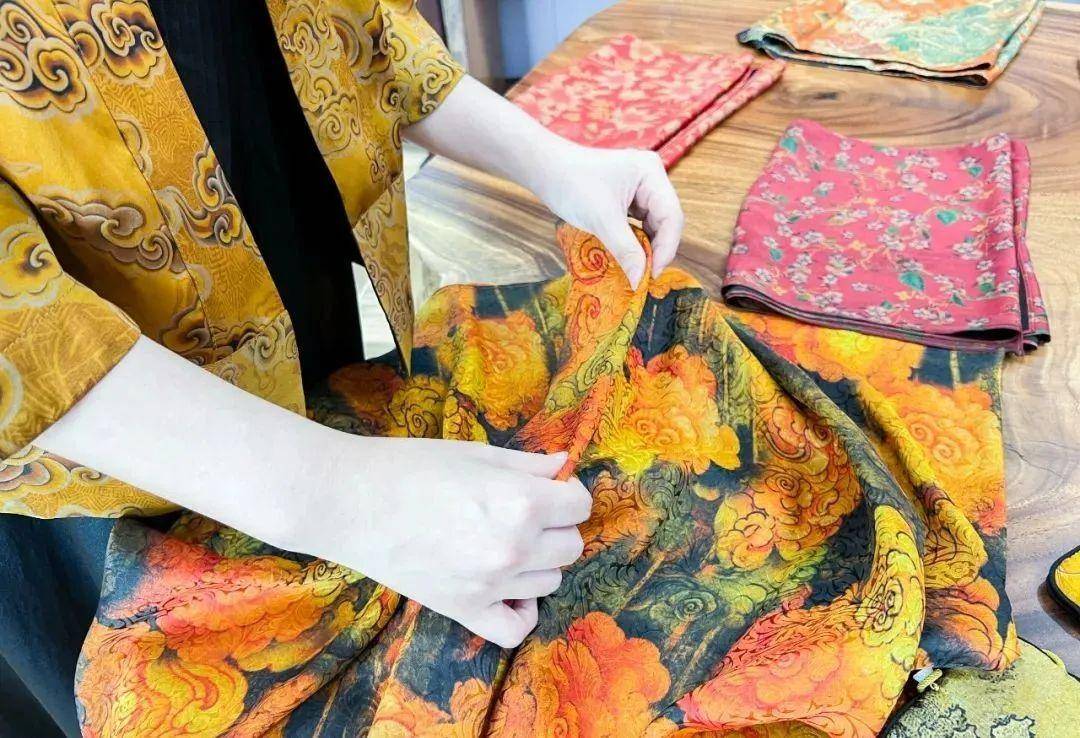 景区将生产,研发,销售,研学,旅游相结合,设立了香云纱文化馆,香云纱