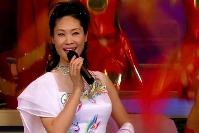 于文华近况:"单身带女"嫁钢琴家,与毕福剑合影,58岁皮肤白皙_生活