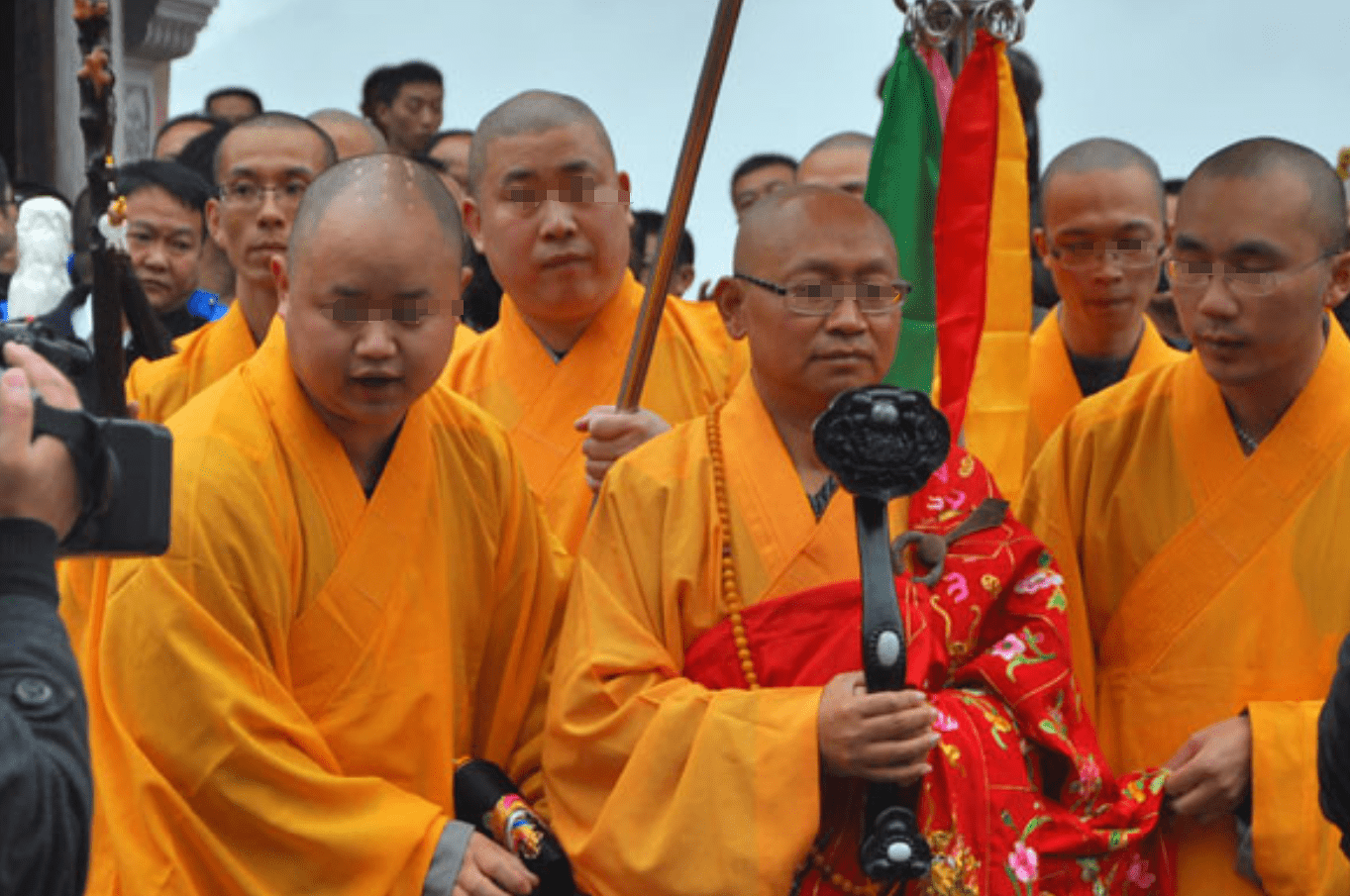 和尚不住下半身,被女主播"仙人跳"敲诈320万,释住持身份曝光_张某