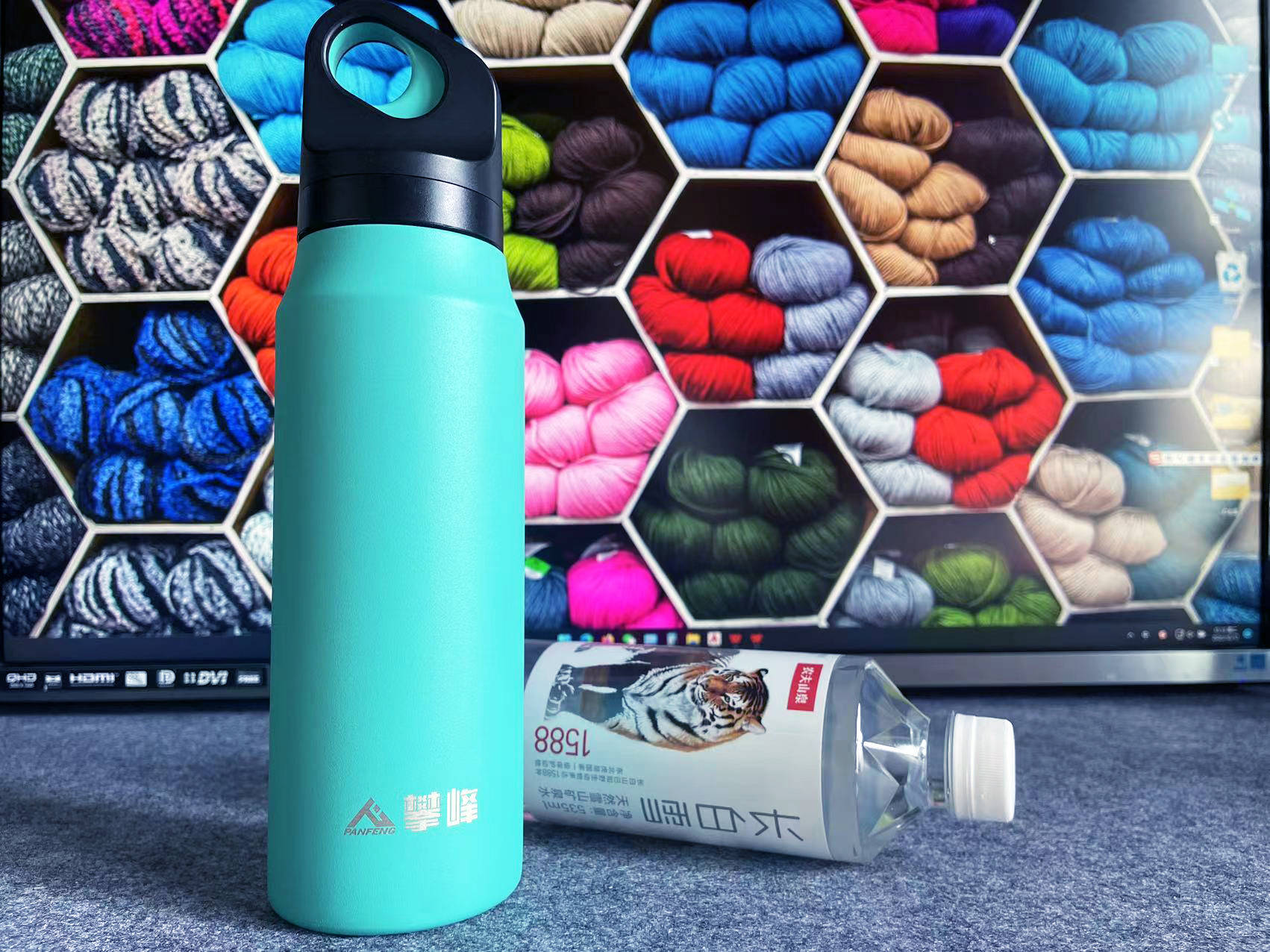 迈着六亲不认的步伐,抢走老爹的水杯。