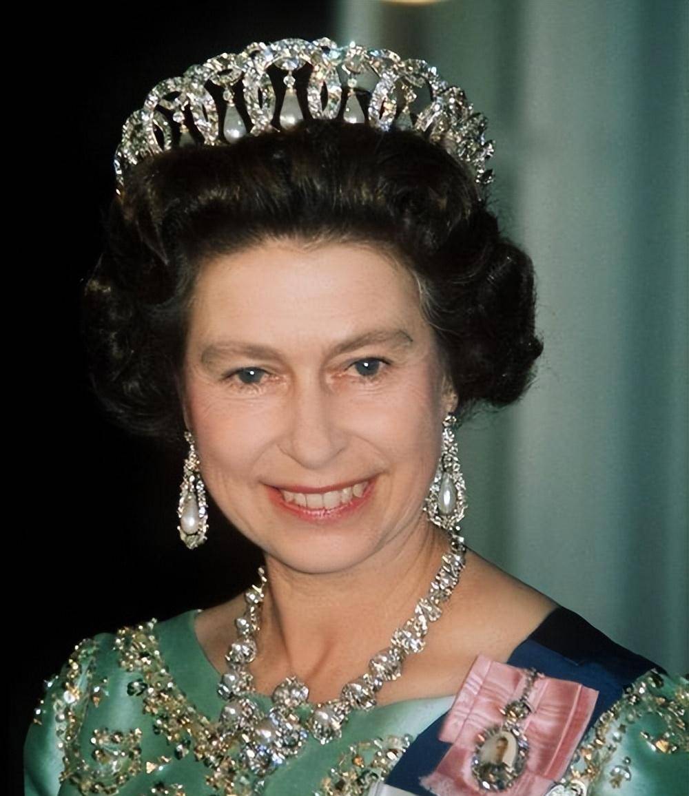 而那时的英国女王伊丽莎白二世看到中英双方的关系越闹越僵,为了缓和