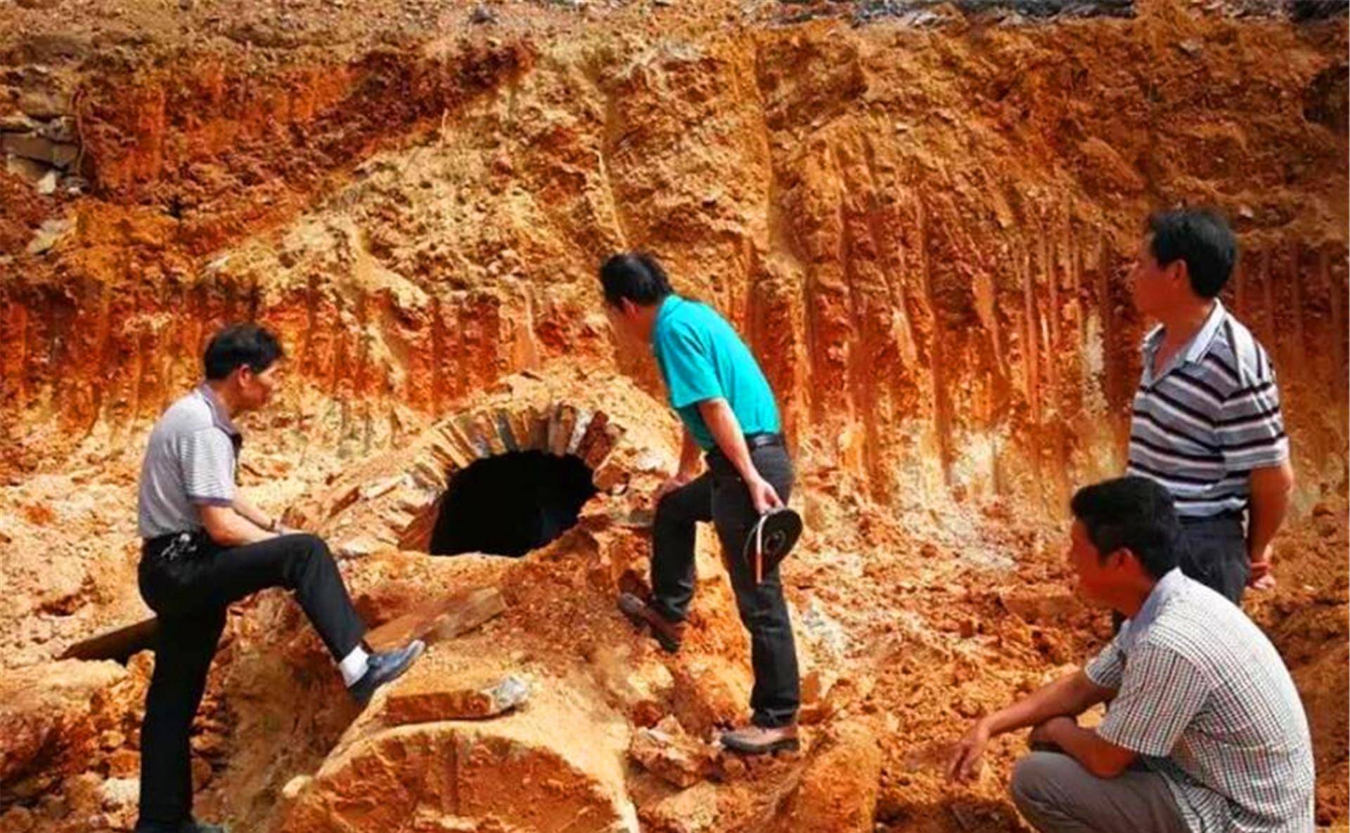 考古现场然后专家对这座古墓的棺桲进行了研究.