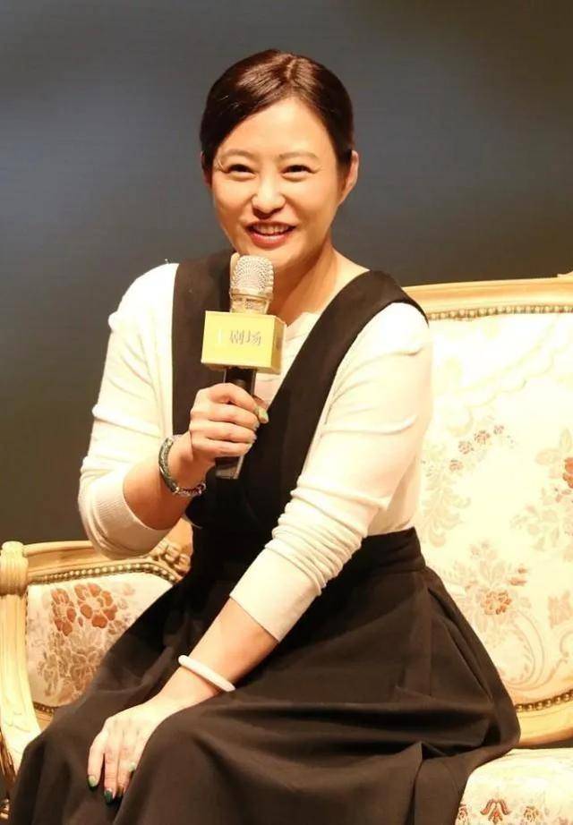 44岁郝蕾美得好真实,黑白配大胆秀发福身材,无惧皱纹和小赘肉!