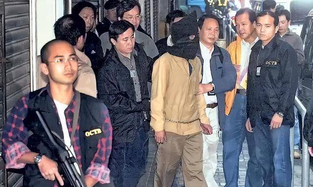 2003年,季炳雄逃亡17年,悬赏200万全球通缉,却只判了24年_香港_陈虎钜