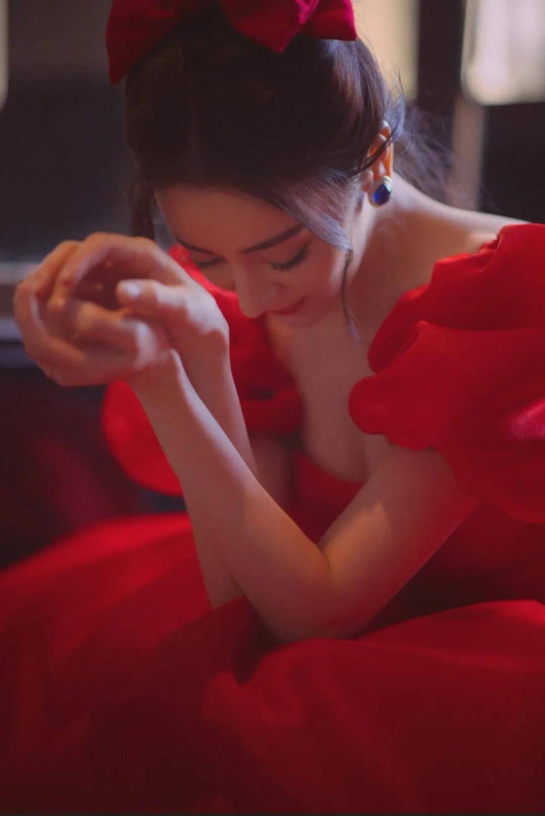 迪丽热巴身穿我们红礼服,惊艳所有人_树叶_叶子_孩子