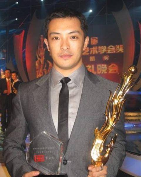 天狗中富大龙扮演的就是一位守护山林的人,但是却被同胞给打成了植物