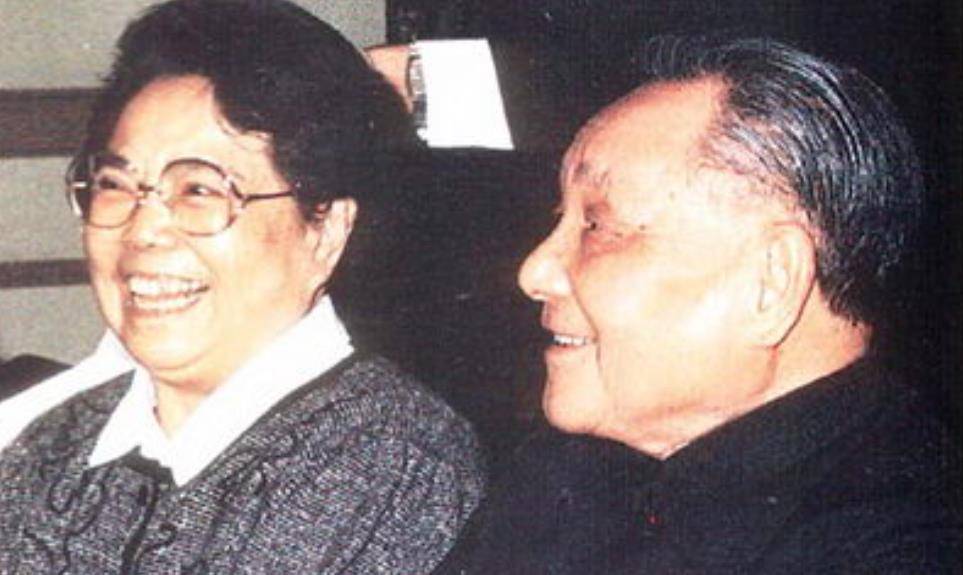 卓琳逝世时,上万人前来送别,花圈上的6个字很耀眼,有何含义? - 清幽闲适