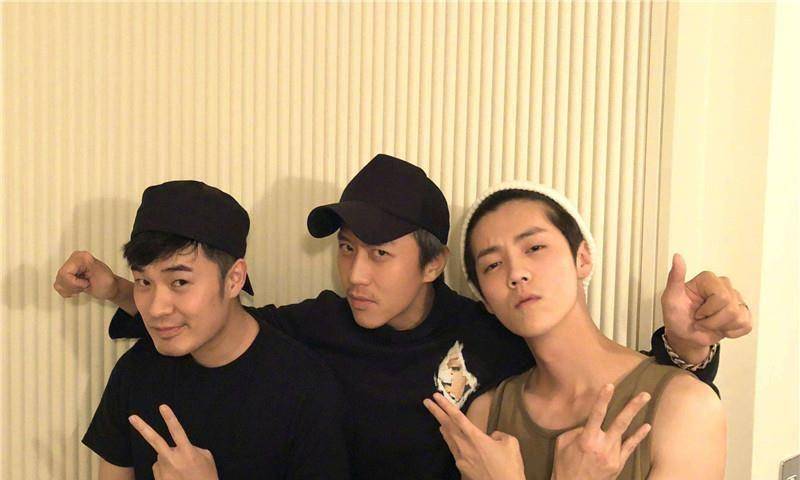 邓超像父亲一样为鹿晗拍照,动作搞笑引热议,关系确实不一般.