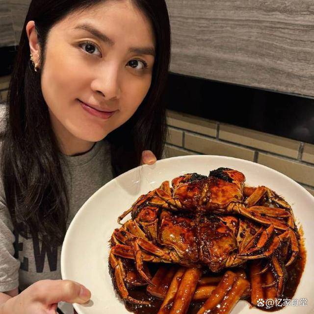 我们看到51岁的陈慧琳非常年轻,素颜却没有一点皱纹,皮肤紧致五官立体