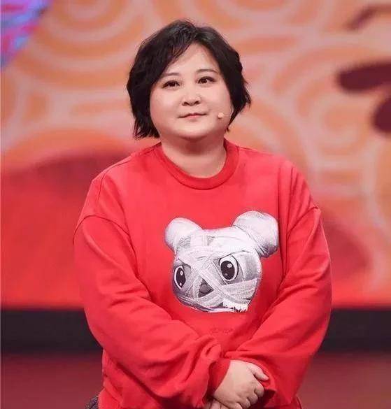 贾玲:我们喜剧女神,明明可以靠脸蛋吃饭,却甘愿扮丑扮男人_相声_表演