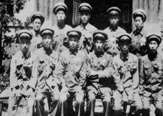 长津湖战役:杨根思抱着炸药包与敌人同归于尽,美军百思不得其解_伪军