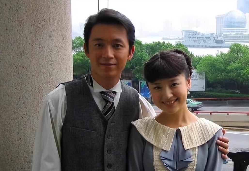 董洁和潘粤明因为电视剧《红衣坊》相遇了,时间来到了2005年,在这一年