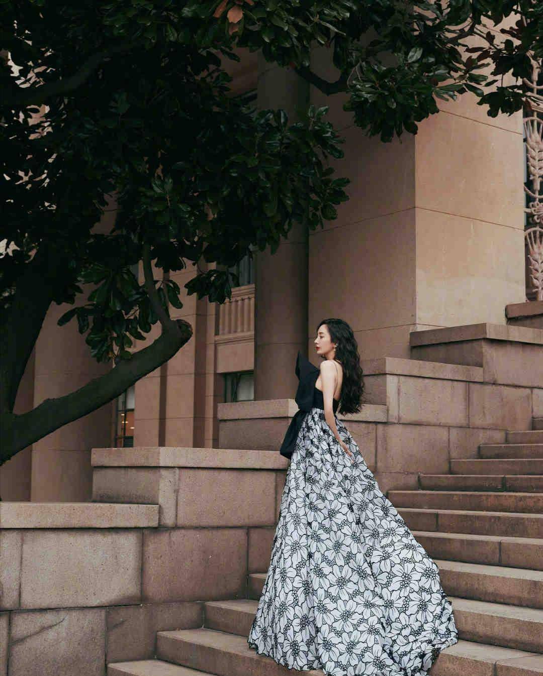 杨幂重回小时代拍摄地,黑色印花长裙配大红唇,明艳动人_网友_照片