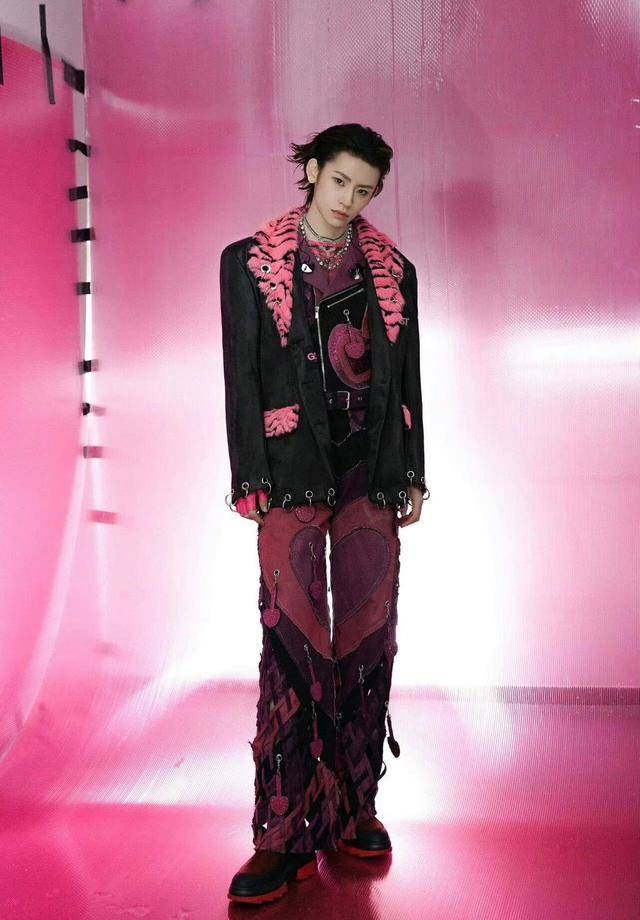 小鬼疑似回应妆容争议,掌握不好分寸就油腻,网友:已经很油腻了_小贵