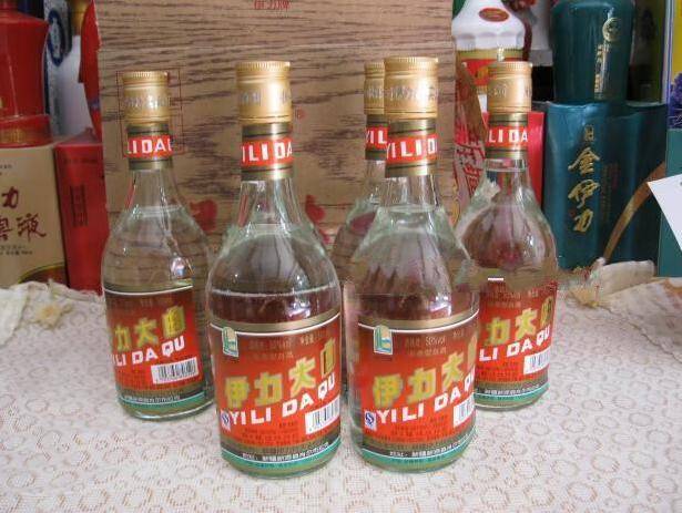 伊利大曲是一款以天山雪水,高粱,玉米等为原料,采用传统工艺结合现代