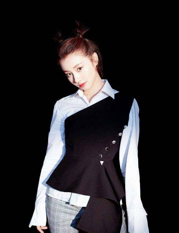 这位因"矿泉水门"出了名的女星就是王鹤润.