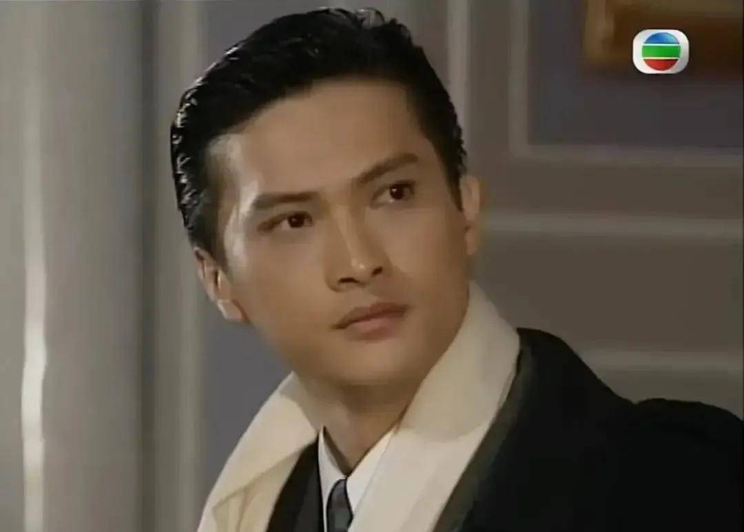 同样的大背头,黑大衣,白围巾,陈锦鸿比起周润发俨然更文质彬彬,不过