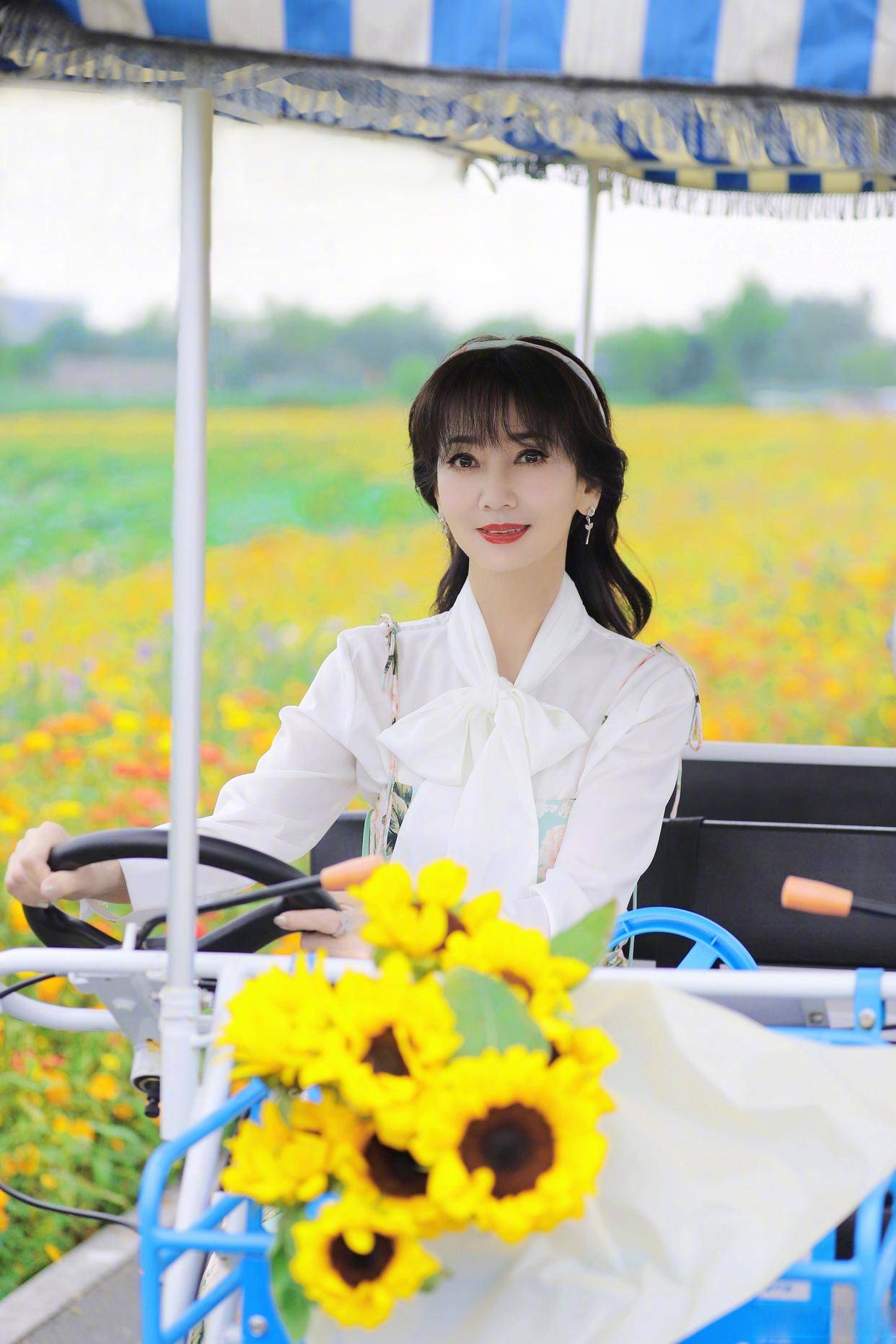 最让人羡慕的两位阿姨,七十岁依然活出少女感_赵雅芝_刘晓庆_女性