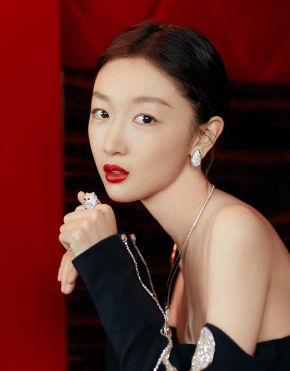 周冬雨金鸡奖上照着手稿念遭葛优拆台,网友:这就是三金影后的素质?