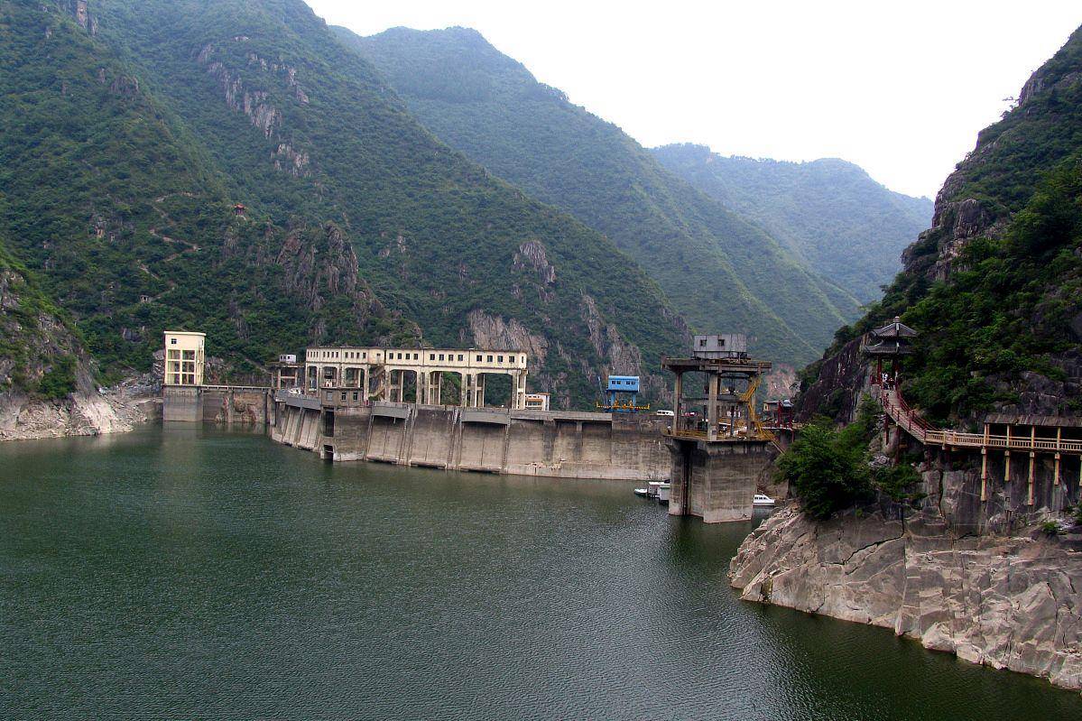 温州龙湾区瑶溪水库景色绝美_游客_风景区_石头