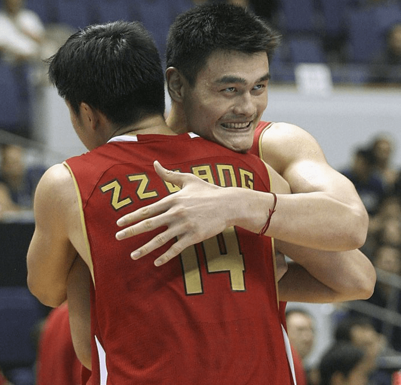 作为解说嘉宾,前国家队队长刘炜表示,杨瀚森有些像当年的姚明.